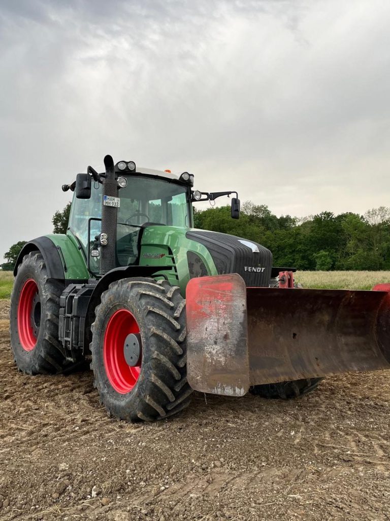 Schlepper mit Schiebeschild bei Erdarbeiten auf Baustelle in Nordrhein-Westfalen