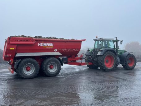 Schlepper mit Mulde bei Baustellentransport in Nordrhein-Westfalen