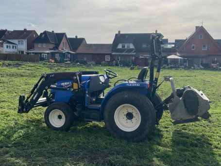 Schlepper beim Mulchen von Grünflächen und Böschungen in Nordrhein-Westfalen
